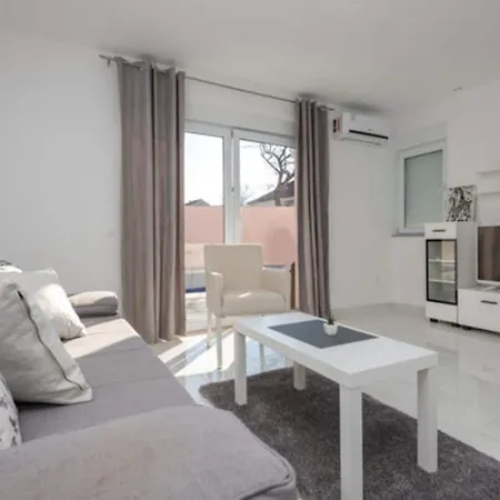 Four Bedroom With Terrace And Swimming Pool *