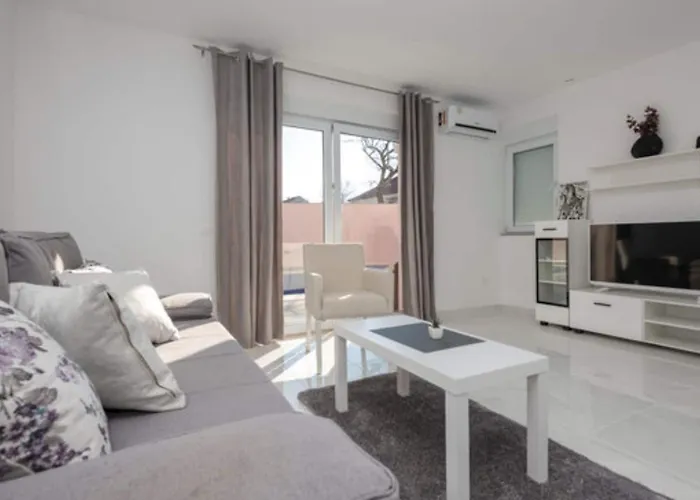 Four Bedroom With Terrace And Swimming Pool *