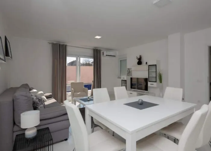 Four Bedroom With Terrace And Swimming Pool Imotski