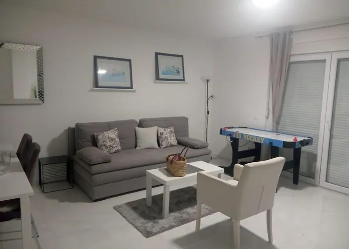 Four Bedroom With Terrace And Swimming Pool Imotski